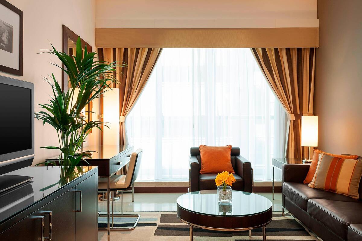 Business Suite, 2 Twin Beds, Non Smoking, Balcony with Complimentary Shuttle Service to Dubai Mall | Hypo-allergenic bedding, down comforters, pillowtop beds, in-room safe