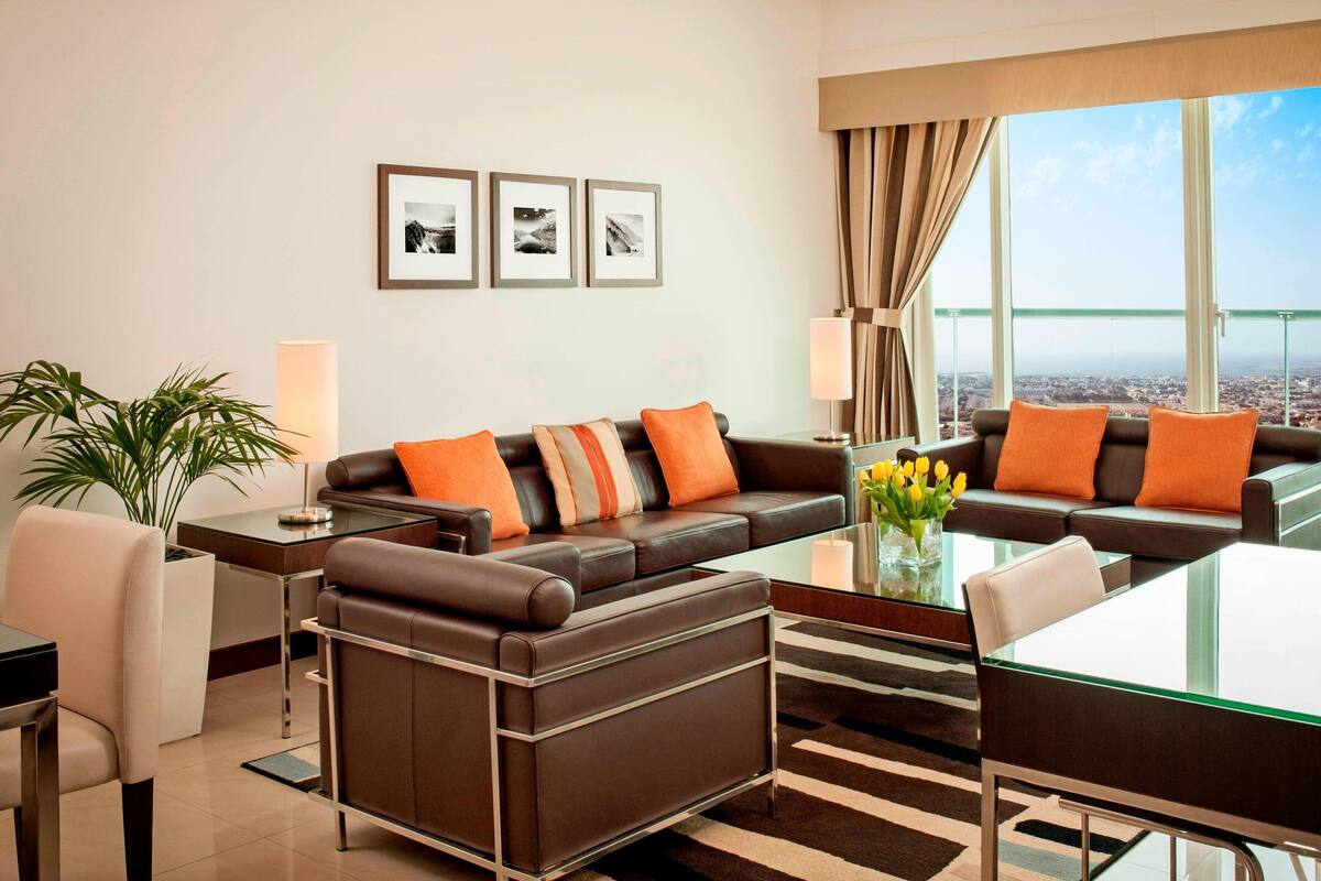 Suite, 1 Bedroom, Non Smoking, Balcony with Complimentary Shuttle Service to Dubai Mall | Hypo-allergenic bedding, down comforters, pillowtop beds, in-room safe