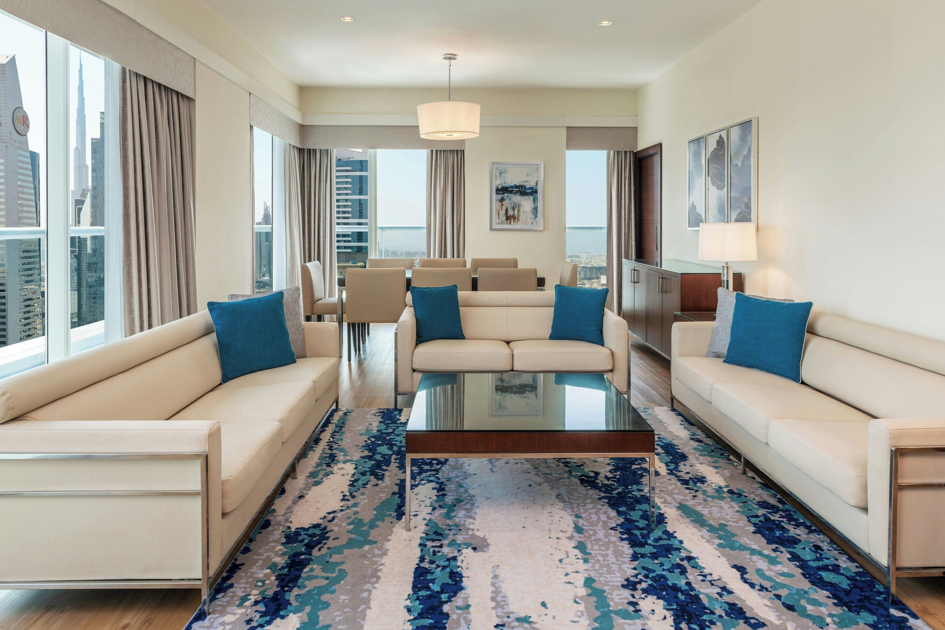 Suite, 3 soverom, balkong | Oppholdsrom | En 49-tommers LCD-TV med Parabol-TV samt TV