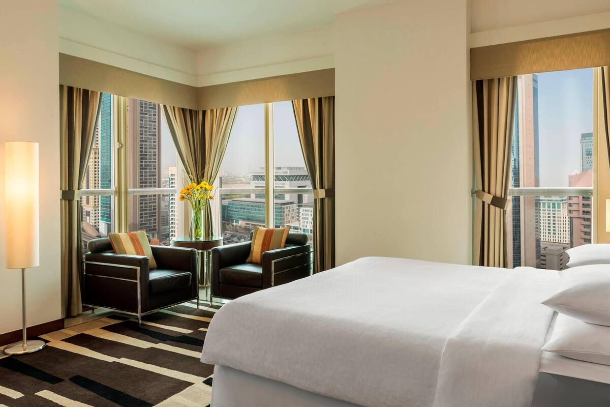 Deluxe Room, 1 King Bed, Non Smoking, Balcony with Complimentary Shuttle Service to Dubai Mall | Hypo-allergenic bedding, down comforters, pillowtop beds, in-room safe