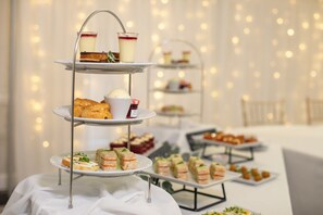 Breakfast, lunch, dinner served; British cuisine 