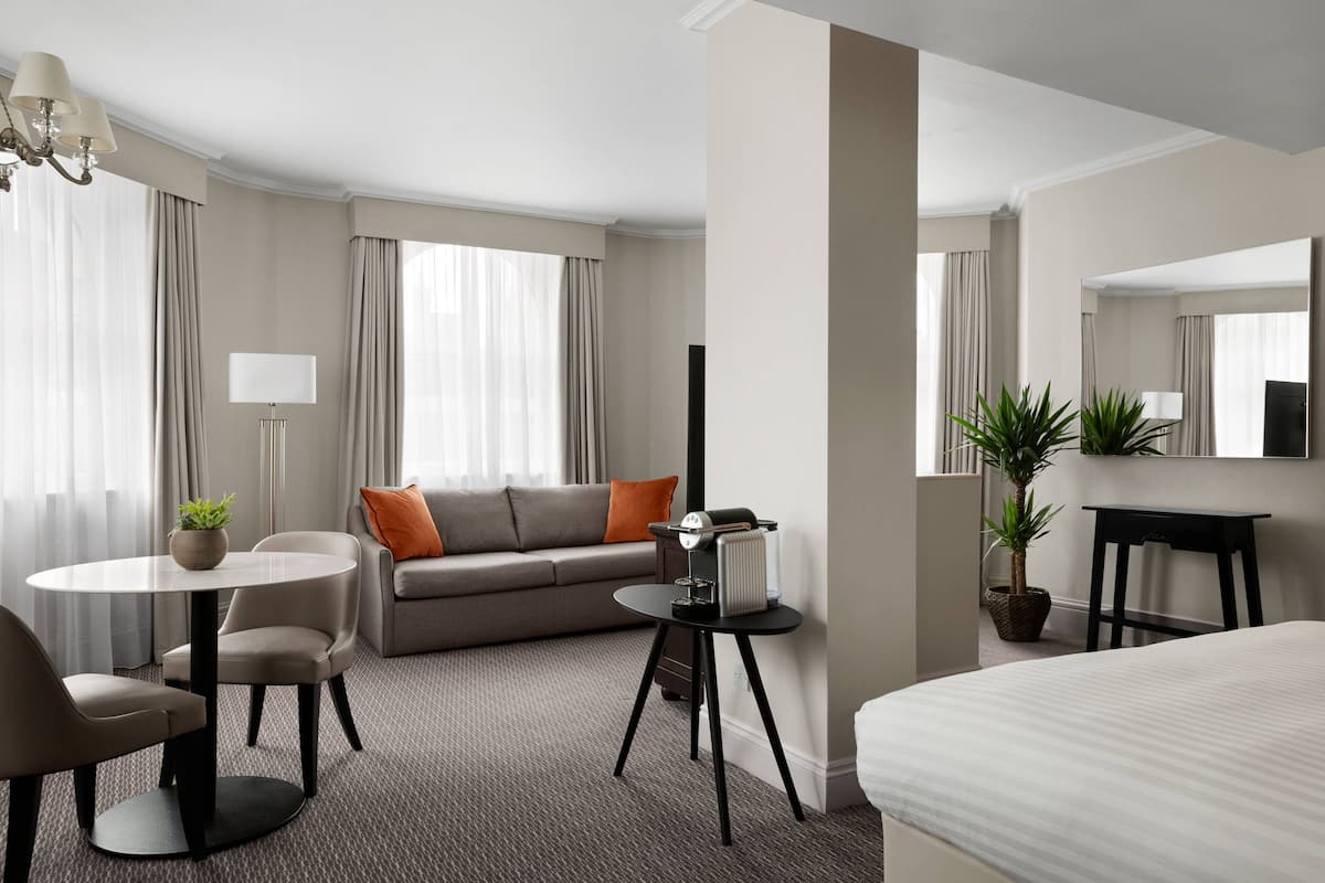 junior suite, 1 king bed, non smoking | 1 bedroom, egyptian cotton sheets, hypo-allergenic bedding