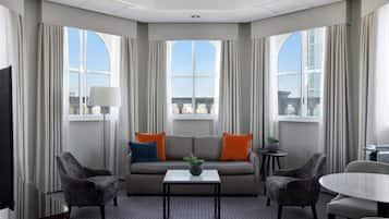 Suite – royal, 1 soverom | Oppholdsområde | En 49-tommers LED-TV med digitale kanaler samt smart-TV