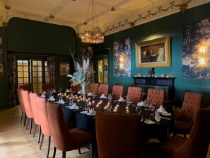 2 restaurants; breakfast, lunch, and dinner served