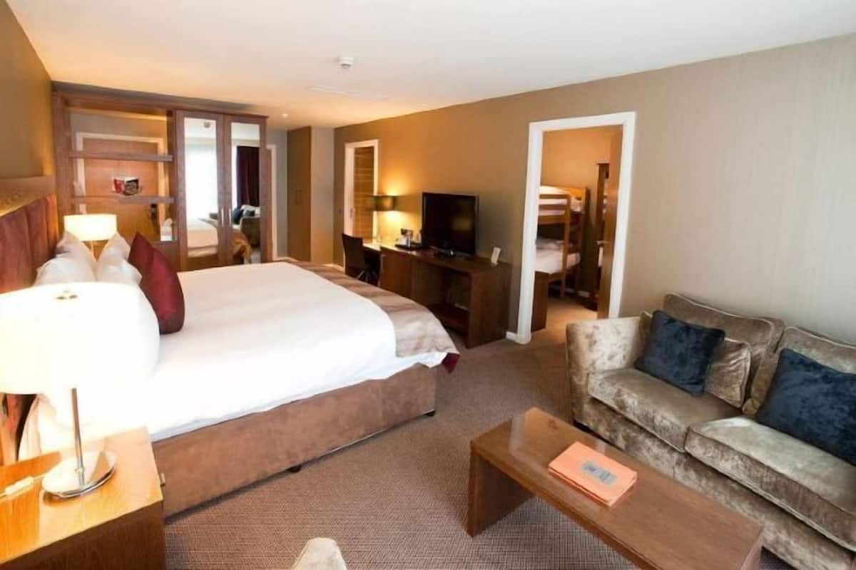 Premium bedding, in-room safe, desk, laptop workspace