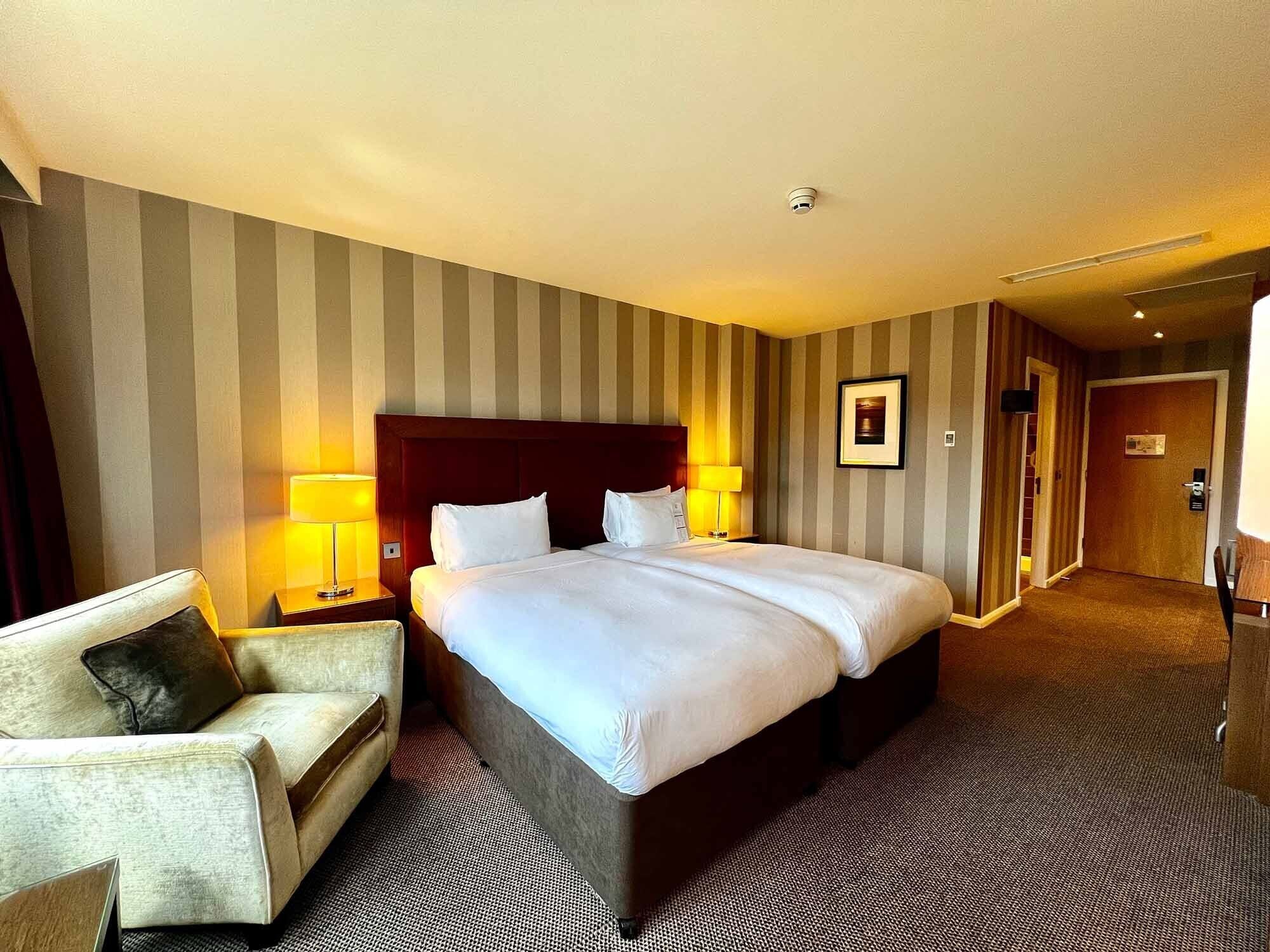 Ropa de cama de alta calidad y caja de seguridad en la habitación 