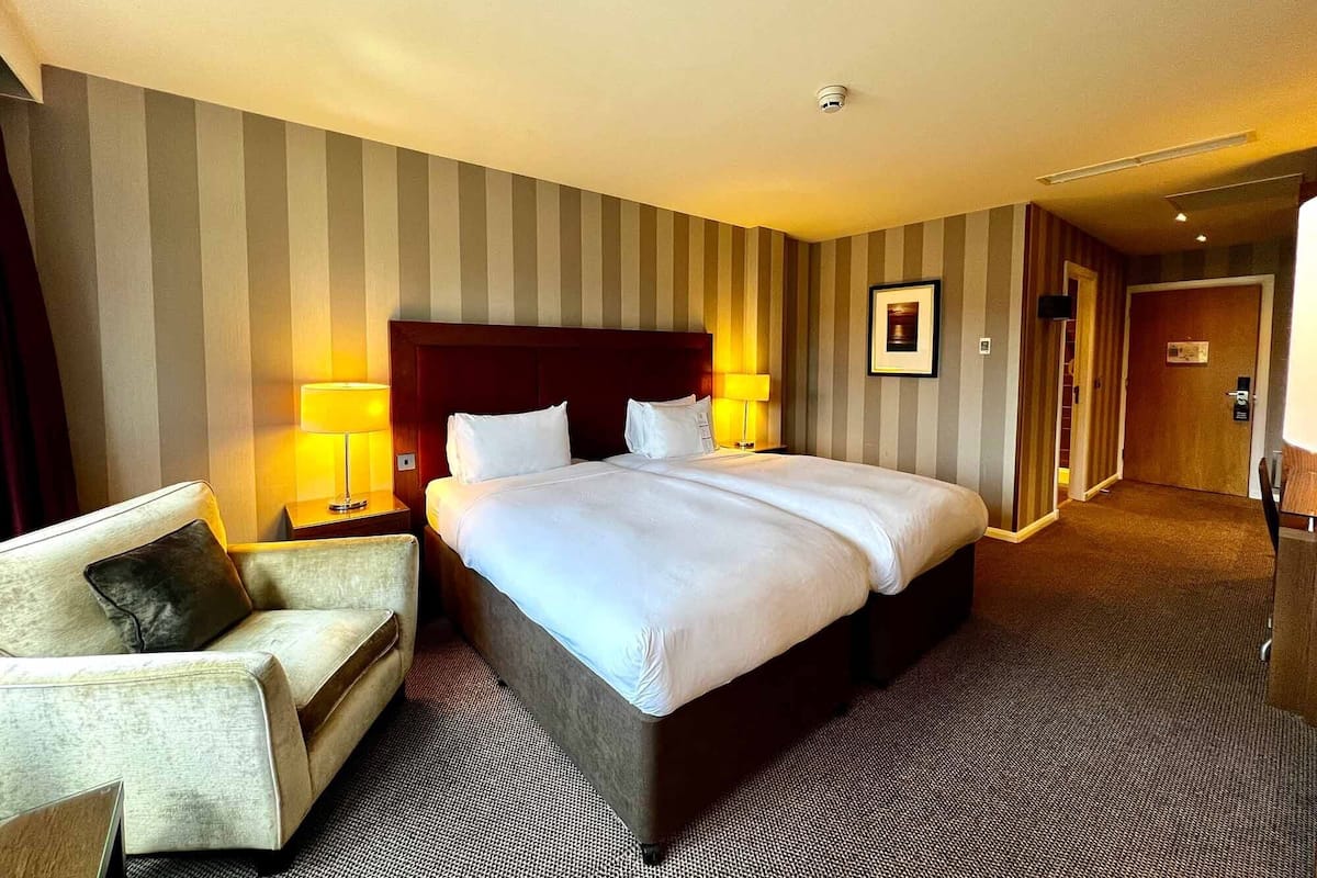 Sengetøy av topp kvalitet, safe på rommet og skrivebord