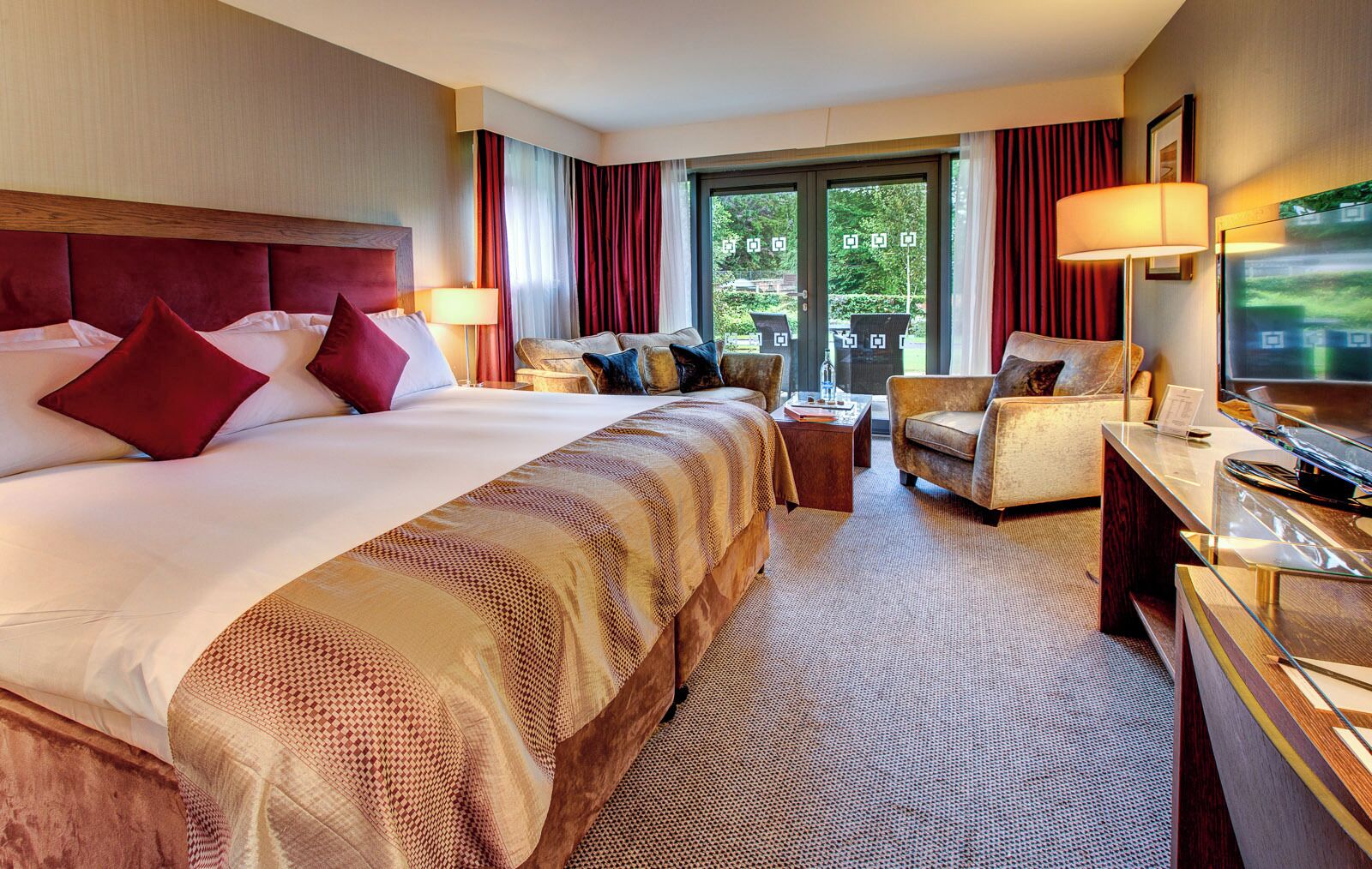 Ropa de cama de alta calidad y caja de seguridad en la habitación 