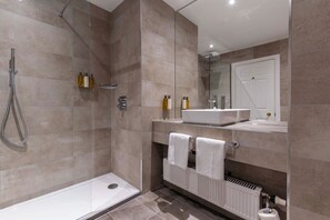 Articles de toilette griffés, séchoir à cheveux, serviettes fournies