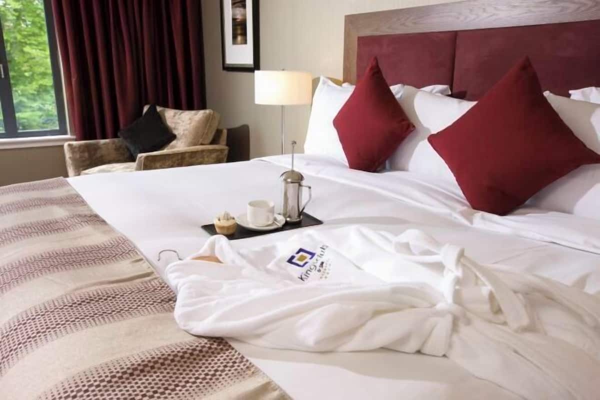 Premium bedding, in-room safe, desk, laptop workspace