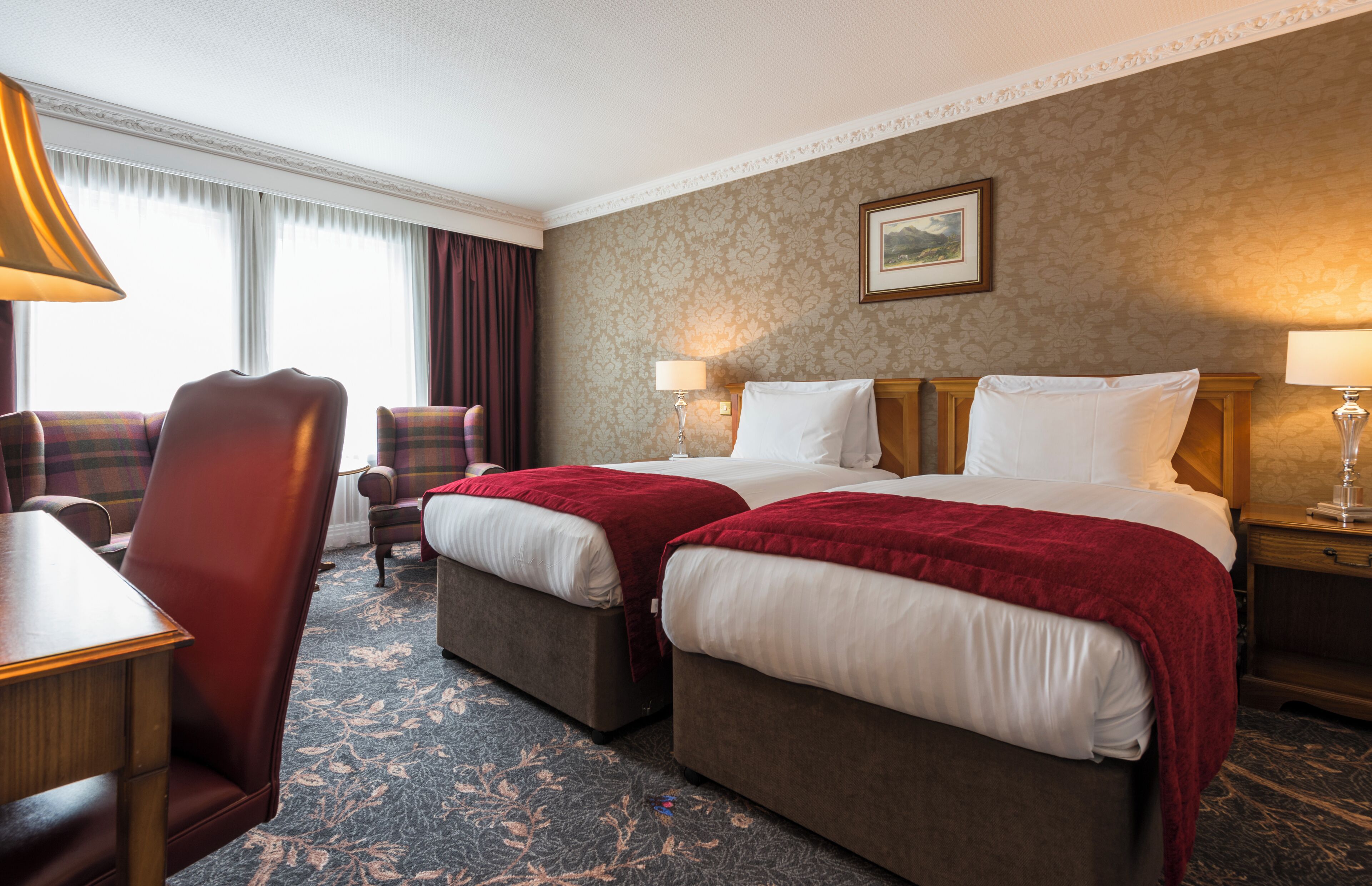 Ropa de cama de alta calidad y caja de seguridad en la habitación 