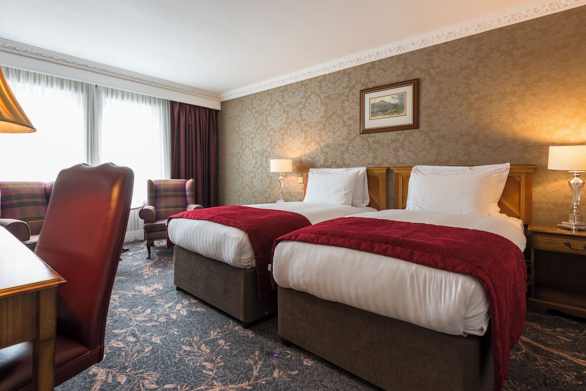 Rom – classic, 2 enkeltsenger | Sengetøy av topp kvalitet, safe på rommet og skrivebord