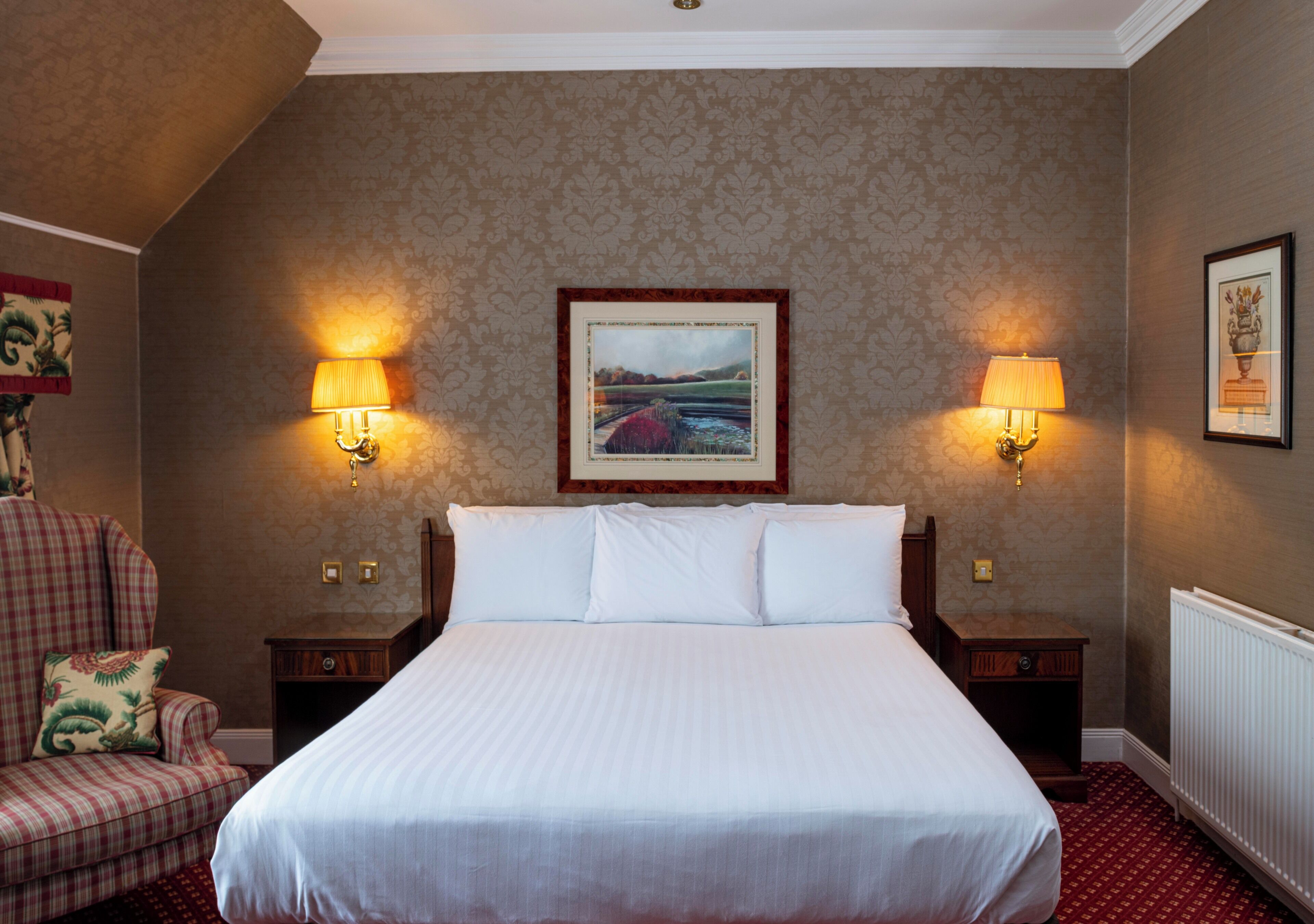 Ropa de cama de alta calidad y caja de seguridad en la habitación 