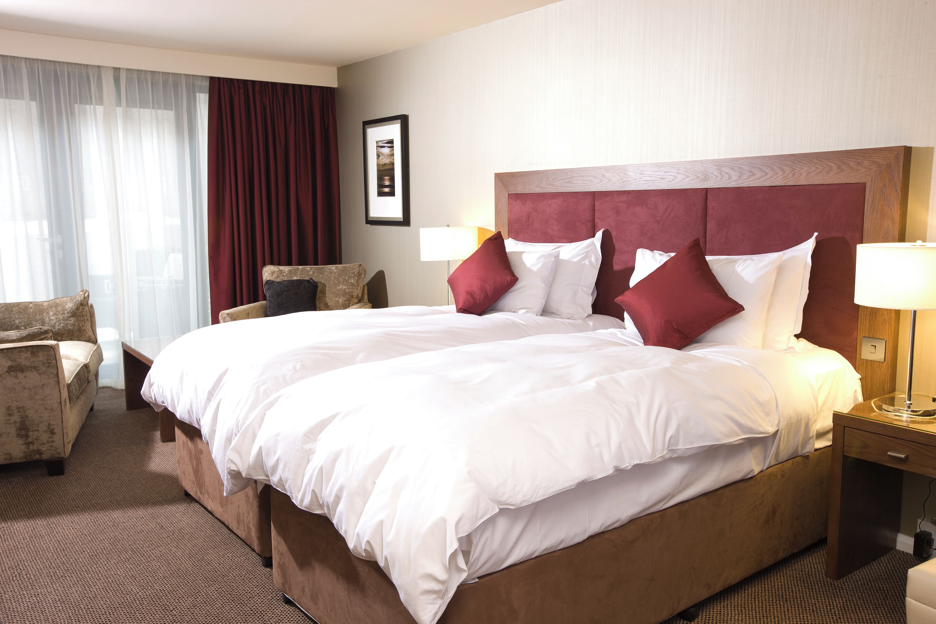 Ropa de cama de alta calidad y caja de seguridad en la habitación 