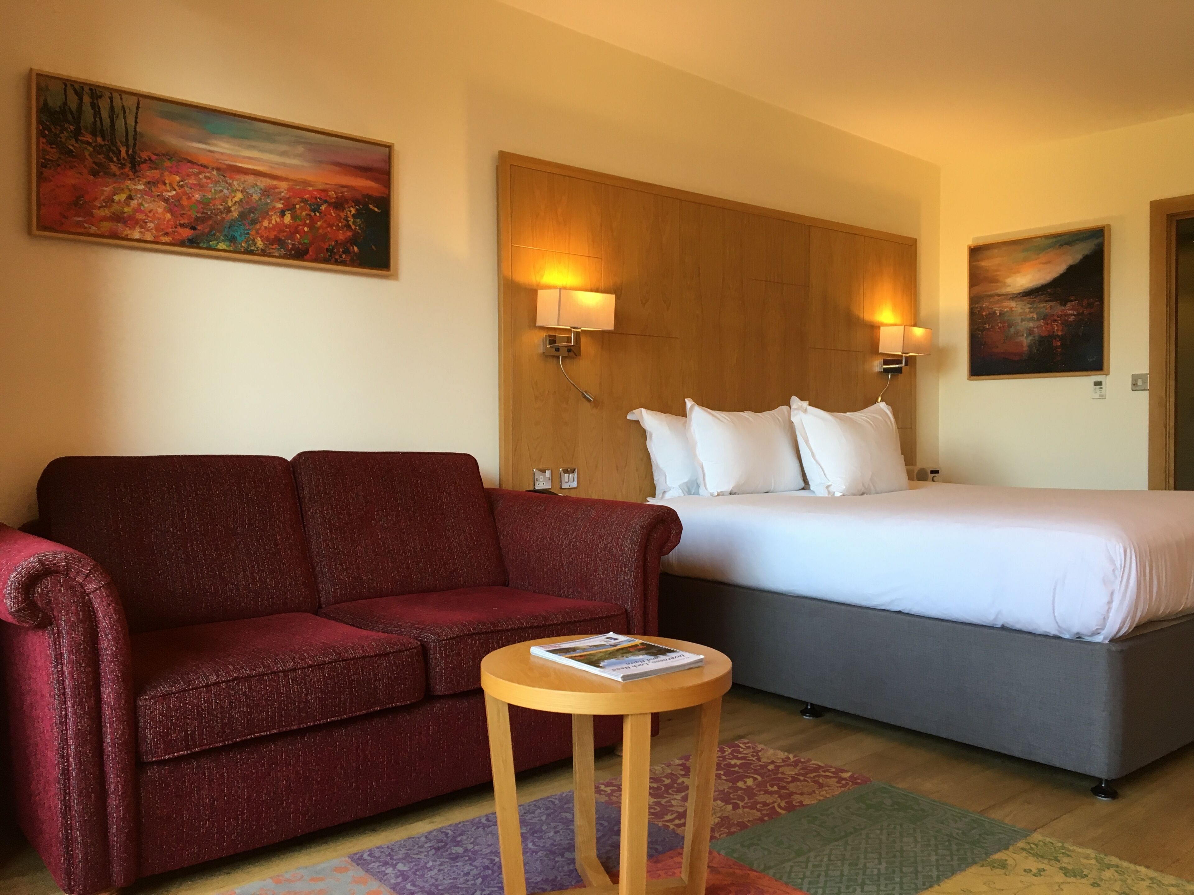 Ropa de cama de alta calidad y caja de seguridad en la habitación 