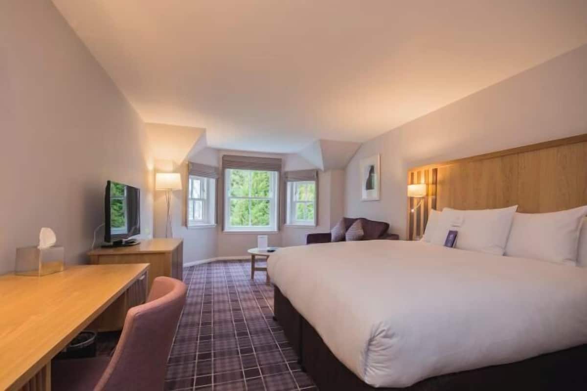 Premium bedding, in-room safe, desk, laptop workspace