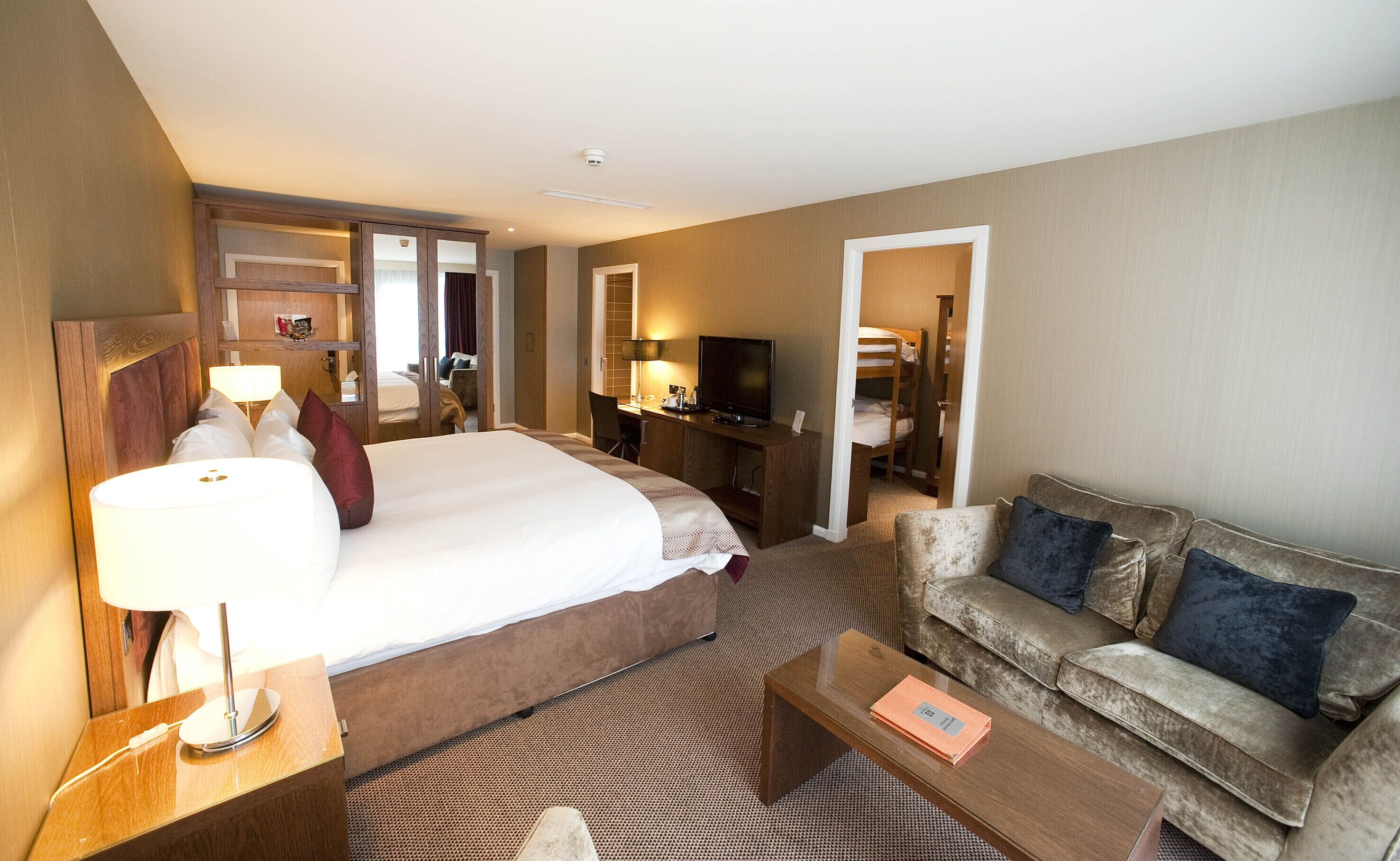 Ropa de cama de alta calidad y caja de seguridad en la habitación 