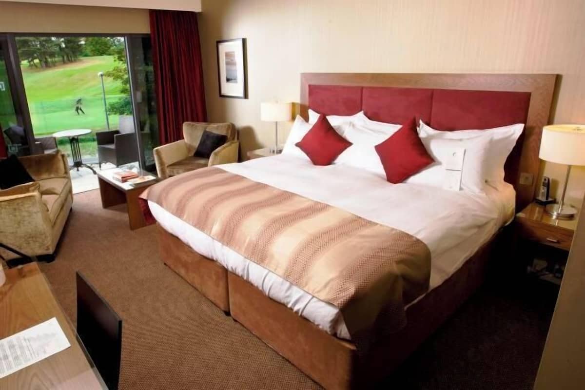 Premium bedding, in-room safe, desk, laptop workspace