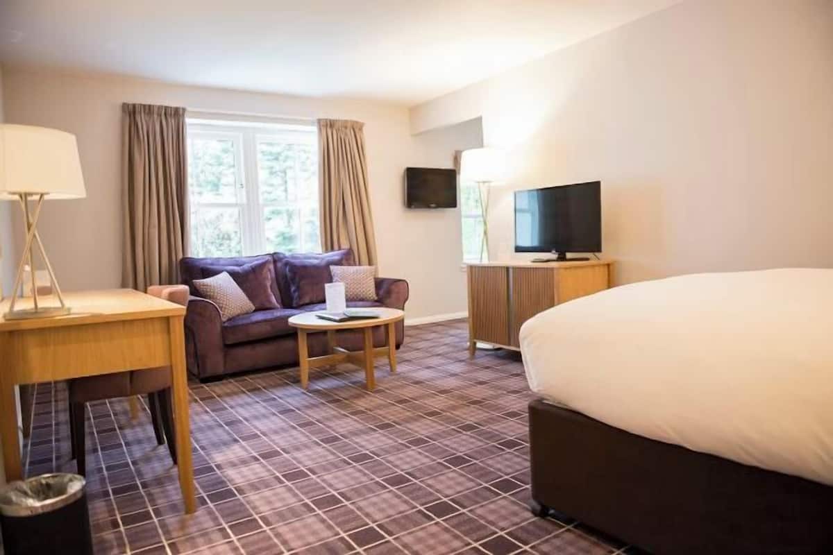 Premium bedding, in-room safe, desk, laptop workspace