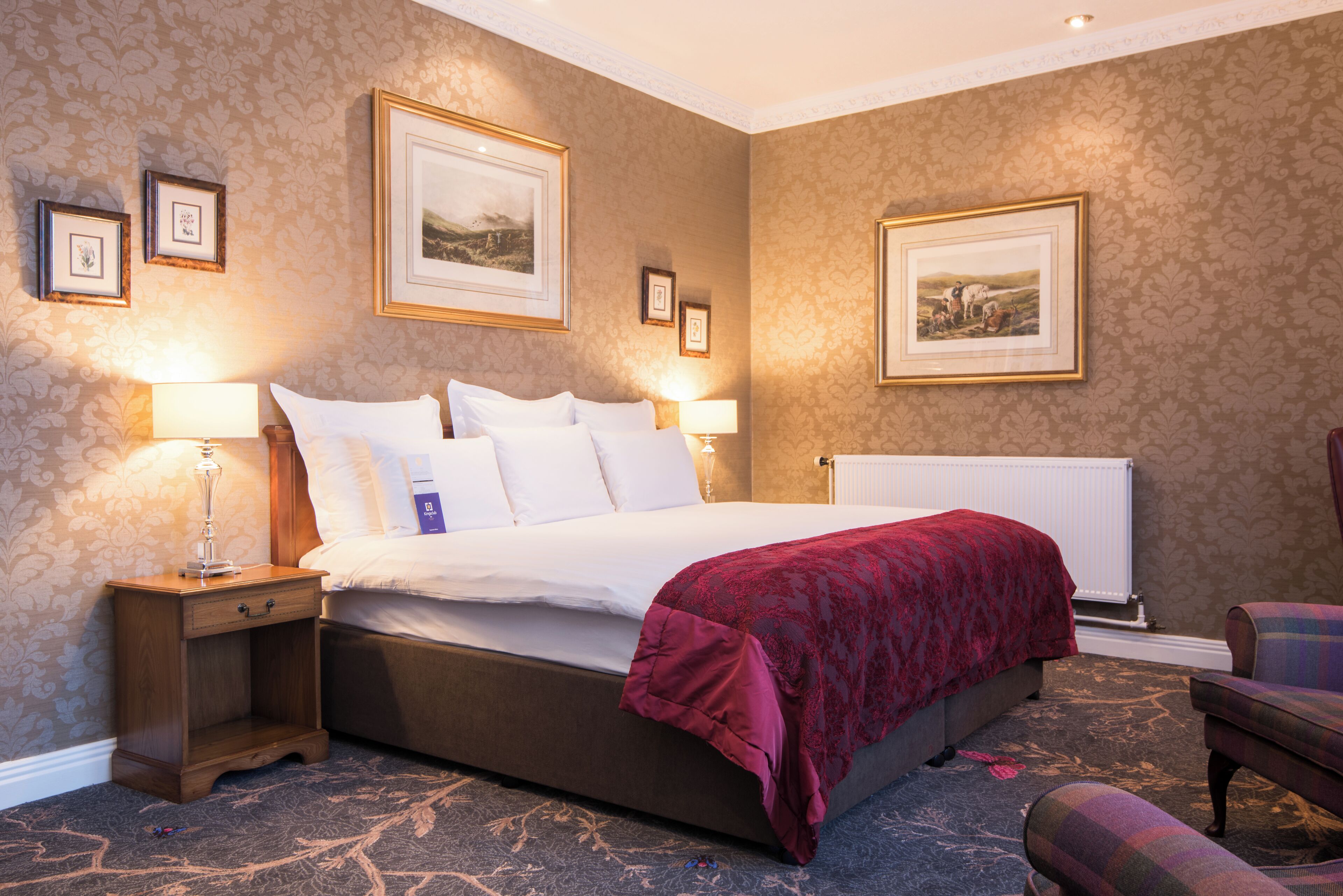 Ropa de cama de alta calidad y caja de seguridad en la habitación 