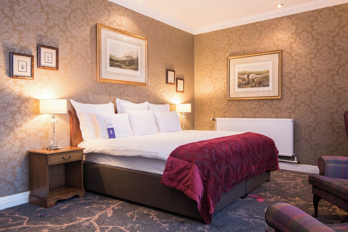 Rom – classic (King Bed Larger Room) | Sengetøy av topp kvalitet, safe på rommet og skrivebord