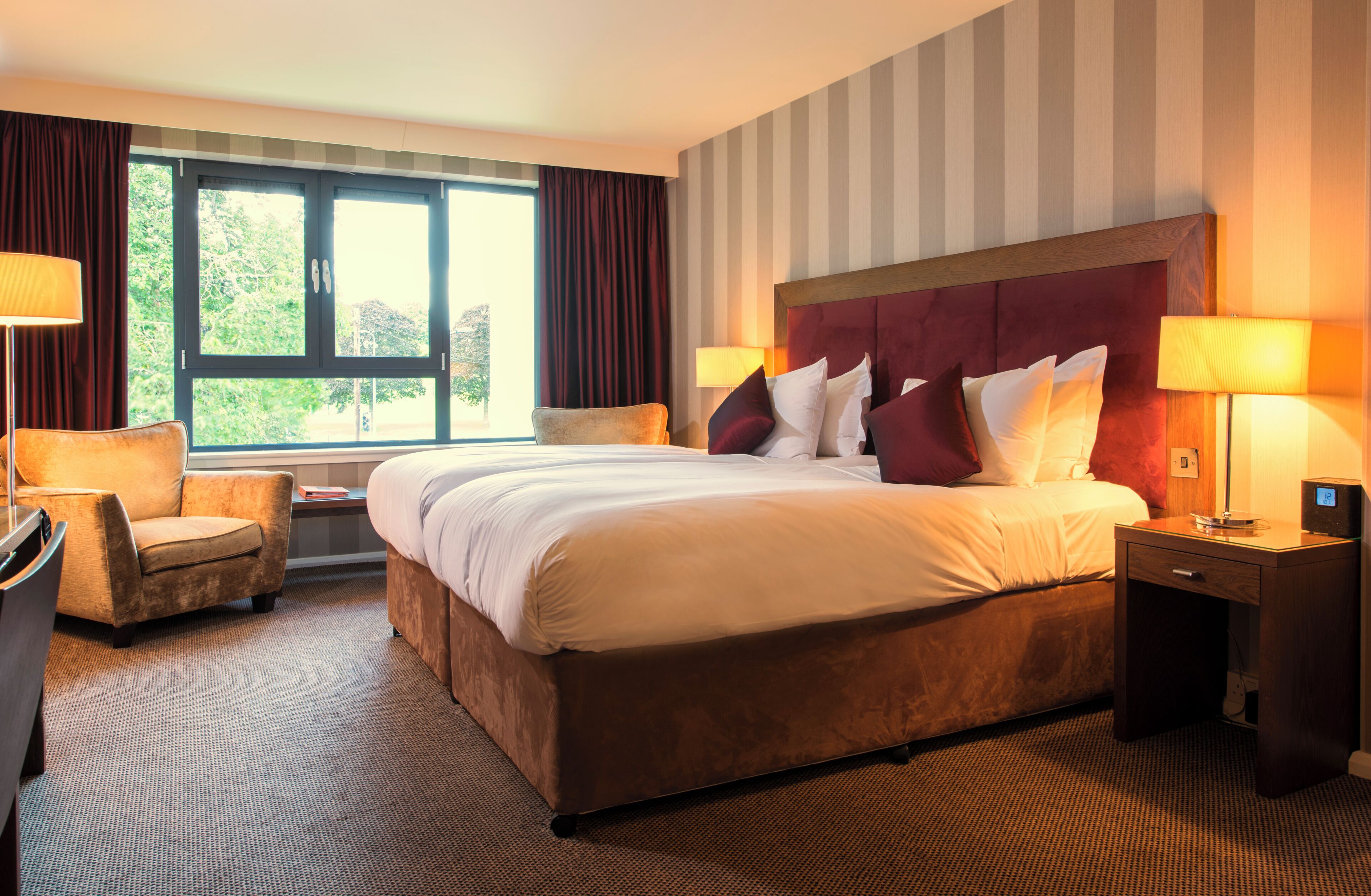 Ropa de cama de alta calidad y caja de seguridad en la habitación 