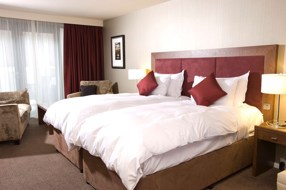 Premium bedding, in-room safe, desk, laptop workspace