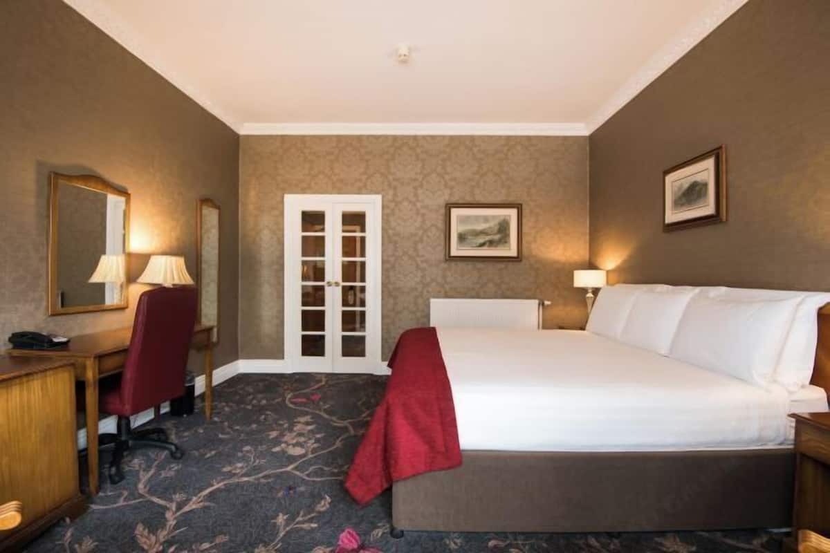 Premium bedding, in-room safe, desk, laptop workspace