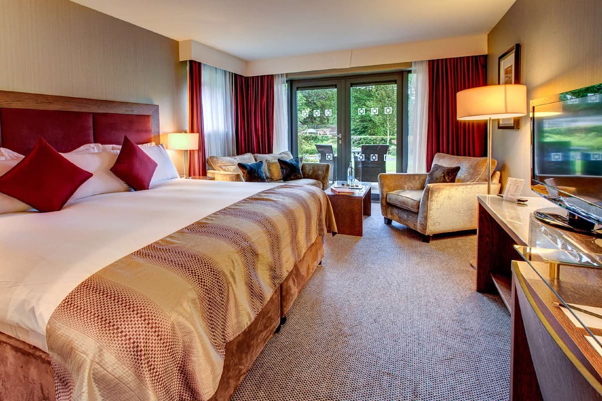 Premium bedding, in-room safe, desk, laptop workspace
