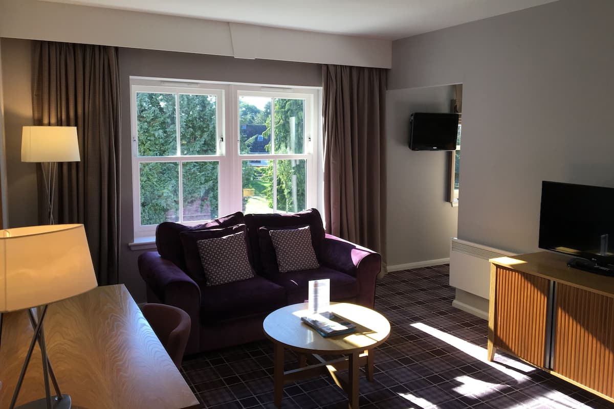 Premium bedding, in-room safe, desk, laptop workspace