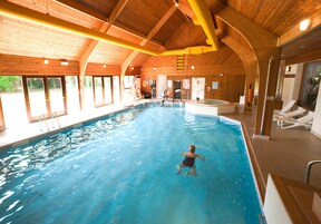 Una piscina techada, una piscina al aire libre