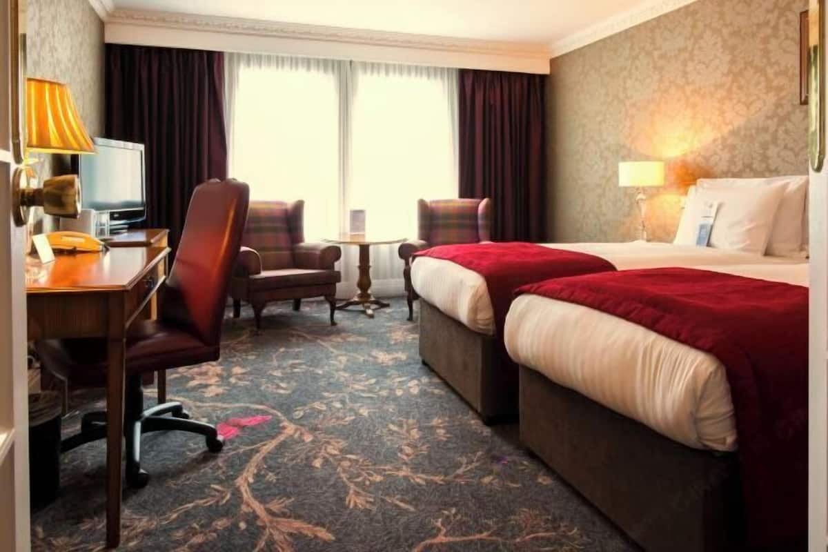Premium bedding, in-room safe, desk, laptop workspace