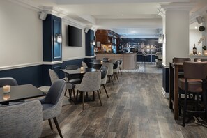 Serves lunch and dinner - Delta Hotels by Marriott Liverpool City Centre (Liverpool)