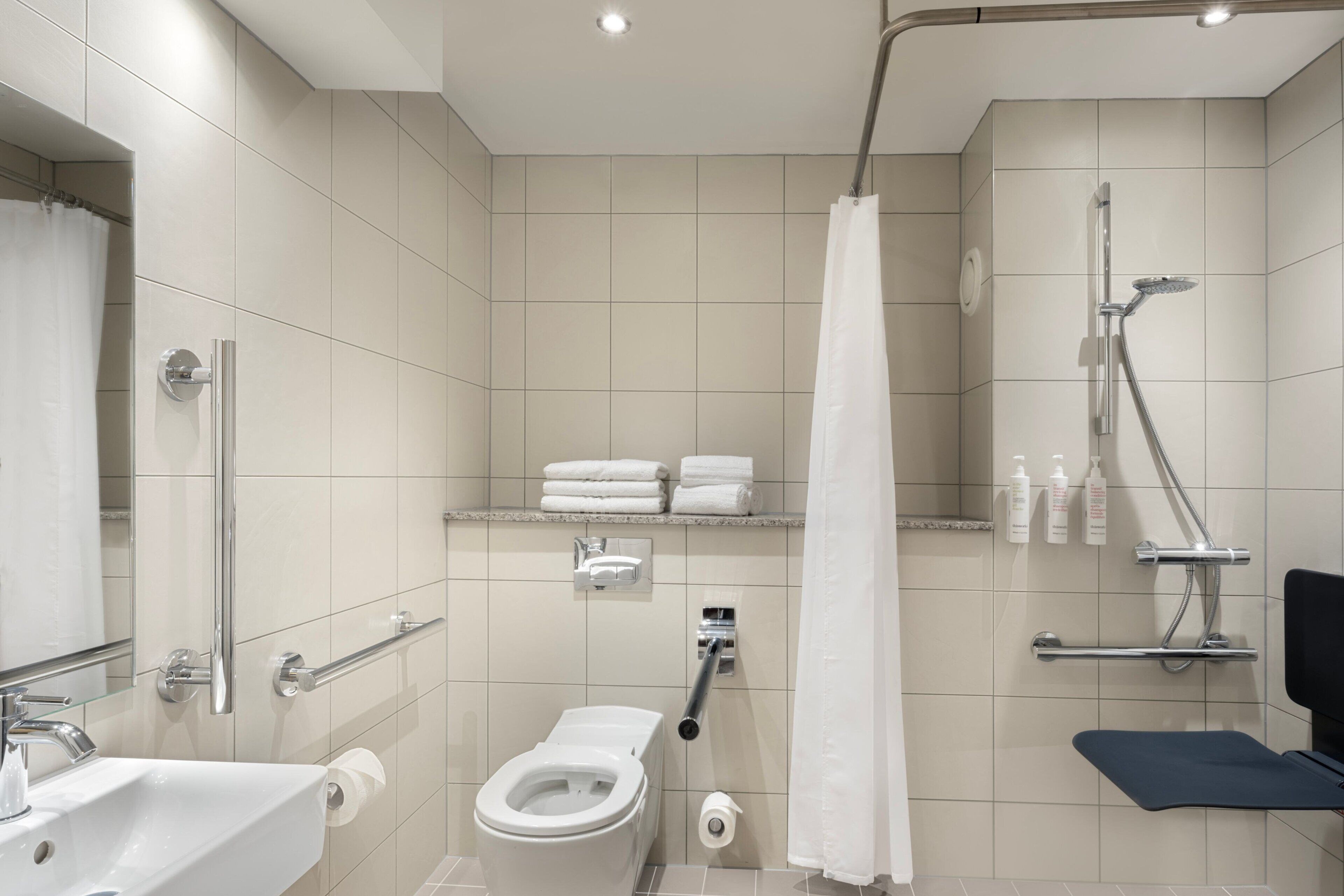 deluxe room, 1 queen bed | bathroom | combined shower/bathtub, free toiletries, hair dryer, towels