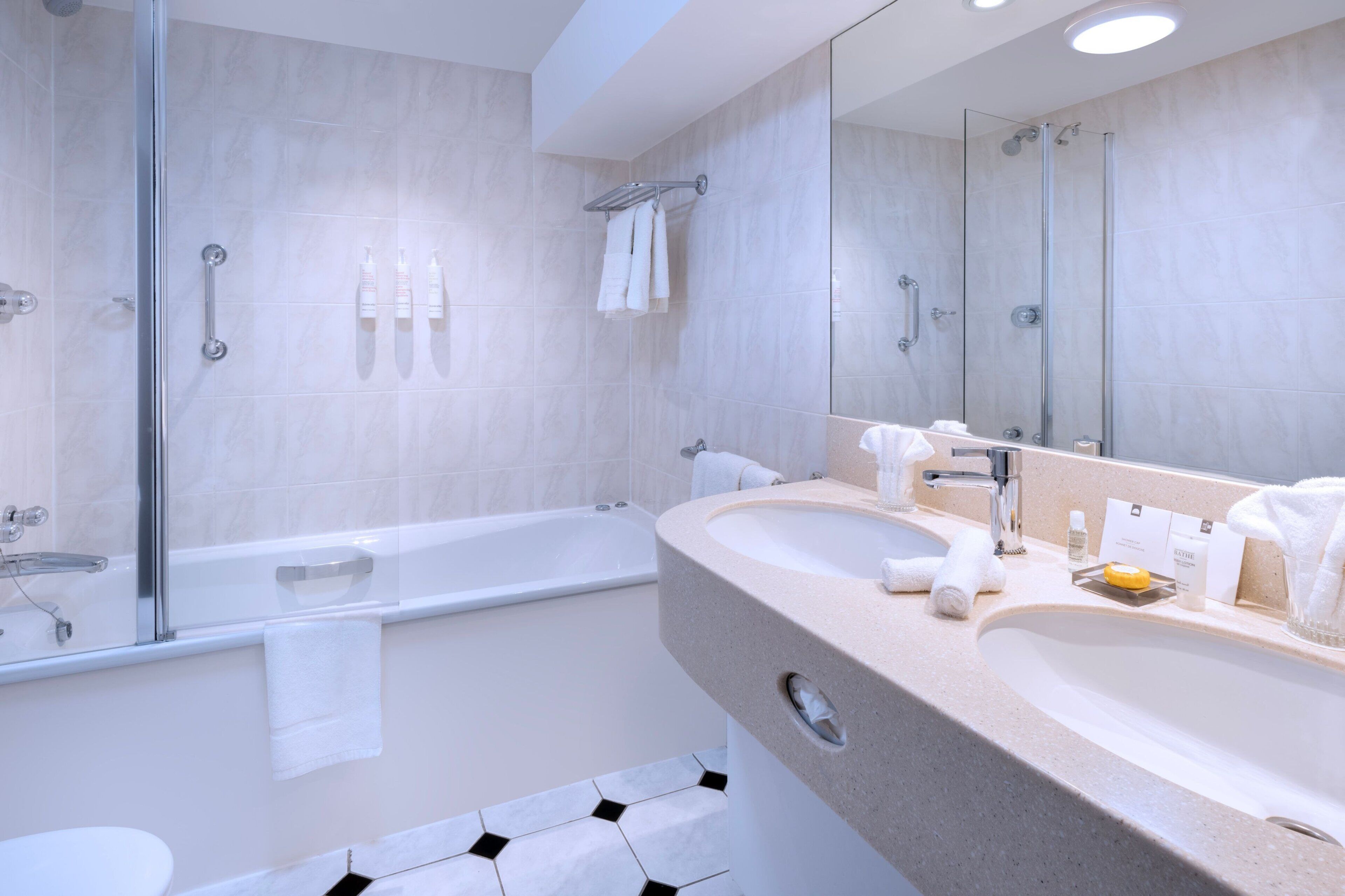 suite, 1 bedroom | bathroom | combined shower/bathtub, free toiletries, hair dryer, towels