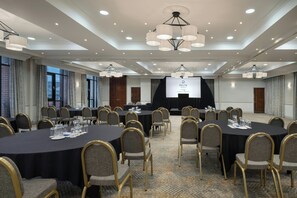 Serves lunch and dinner - Delta Hotels by Marriott Liverpool City Centre (Liverpool)