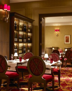 Breakfast, dinner served; international cuisine, garden views  - Grand Hotel Gosforth Park (Newcastle-upon-Tyne)