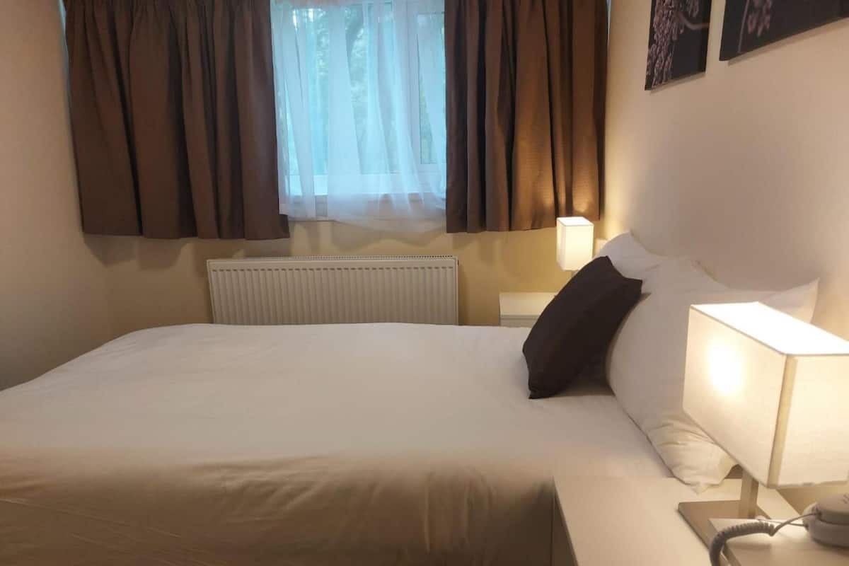 Small Double Room | Premium bedding, free WiFi, bed sheets, wheelchair access