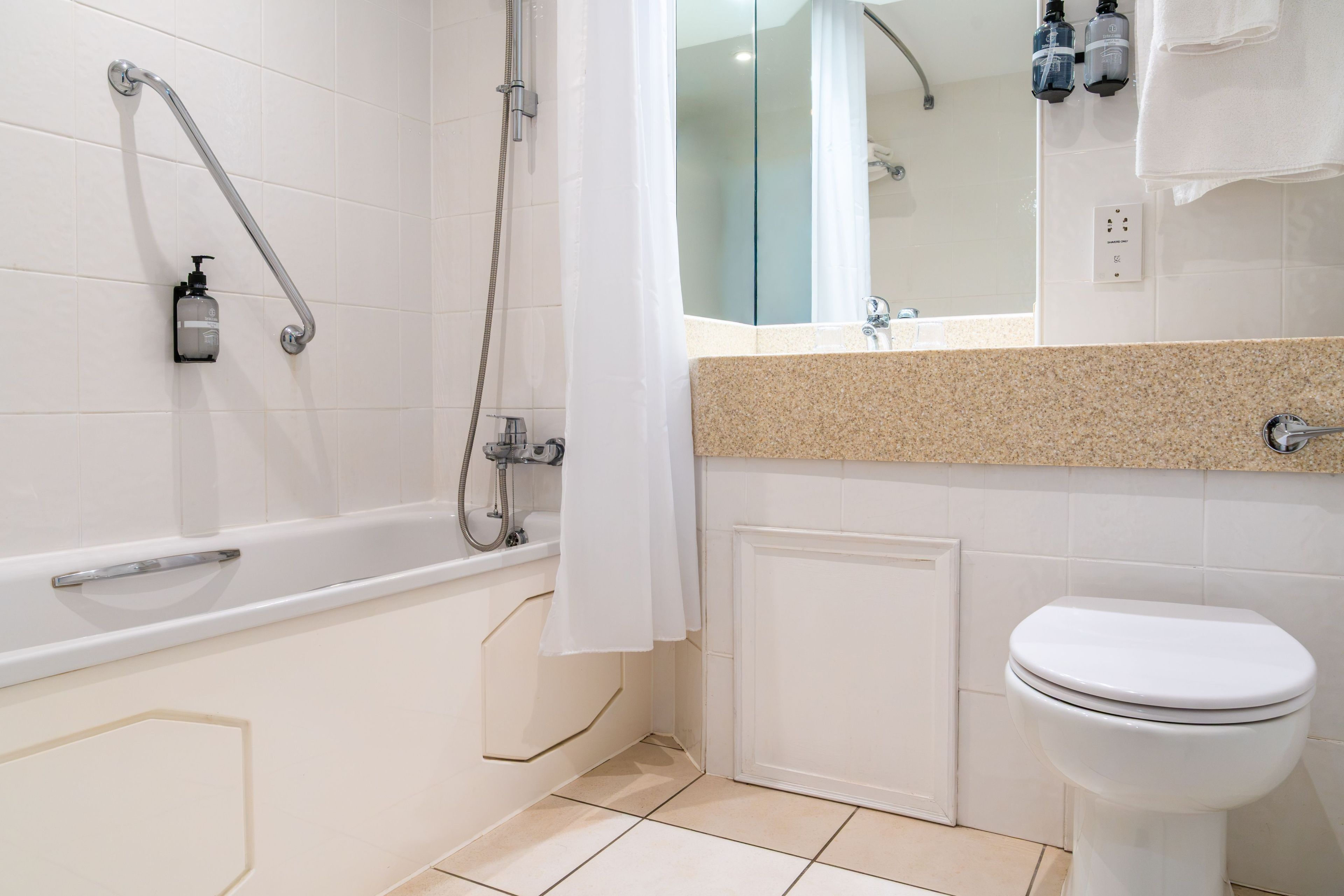 Un bagno con una vasca, un water e una zona doccia.