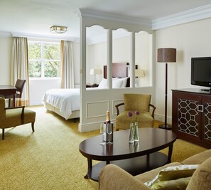 Suite | Premium bedding, desk, WiFi, bed sheets