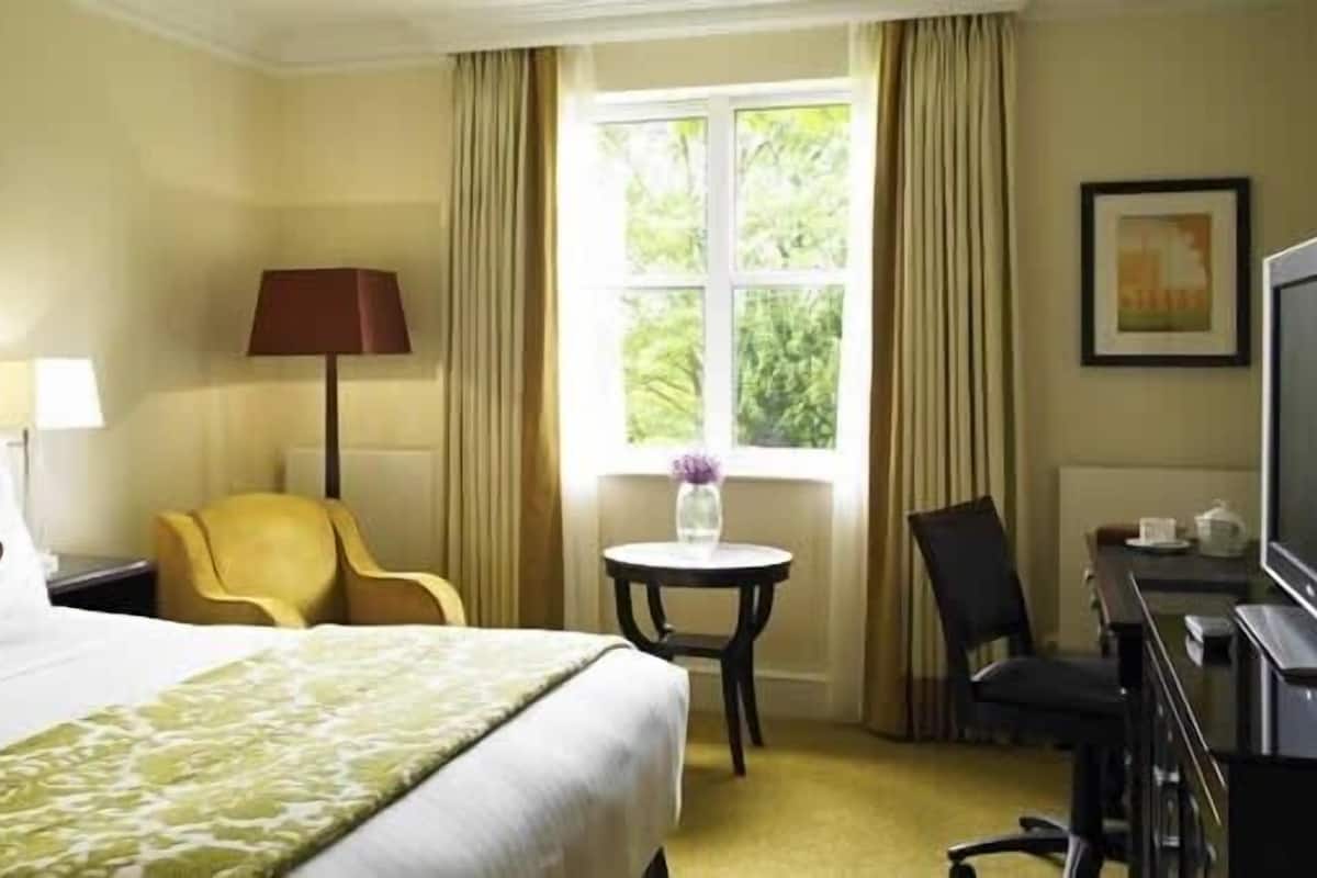 Standard Double Room | Premium bedding, desk, laptop workspace, iron/ironing board