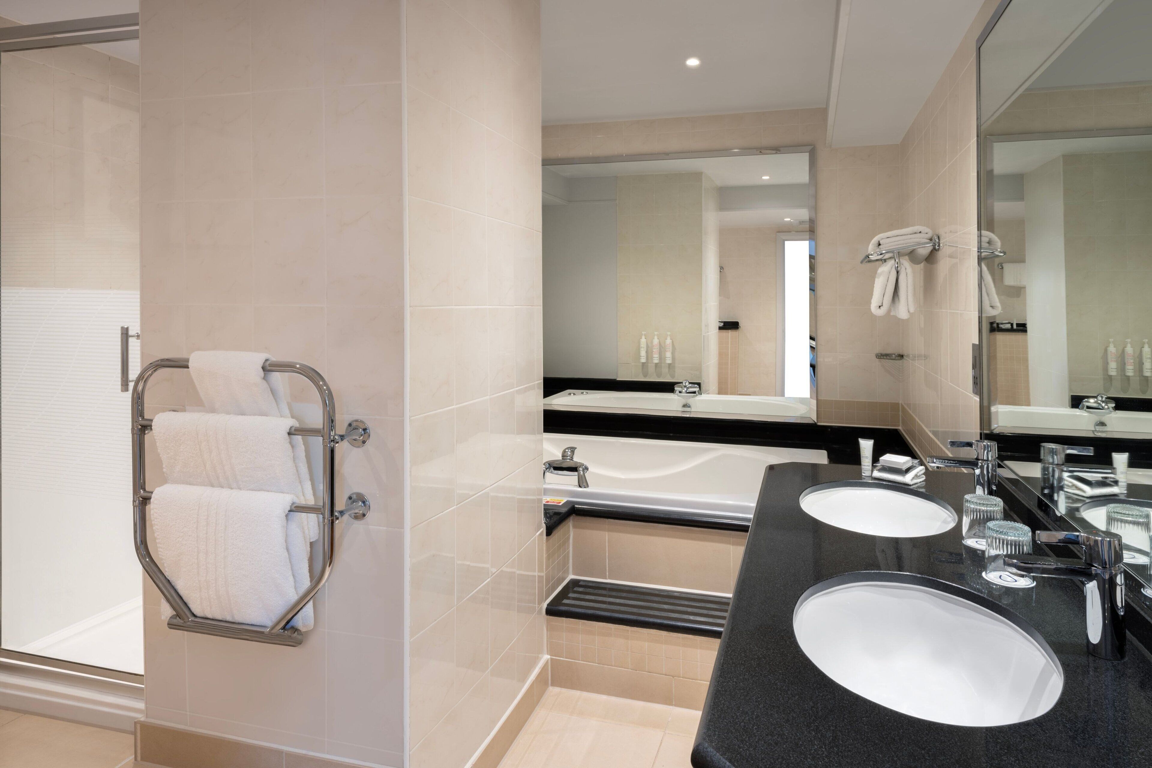 suite, 1 bedroom | bathroom | combined shower/bathtub, designer toiletries, hair dryer, towels