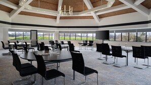 Bar (on property) - Delta Hotels by Marriott Northampton (Northampton)