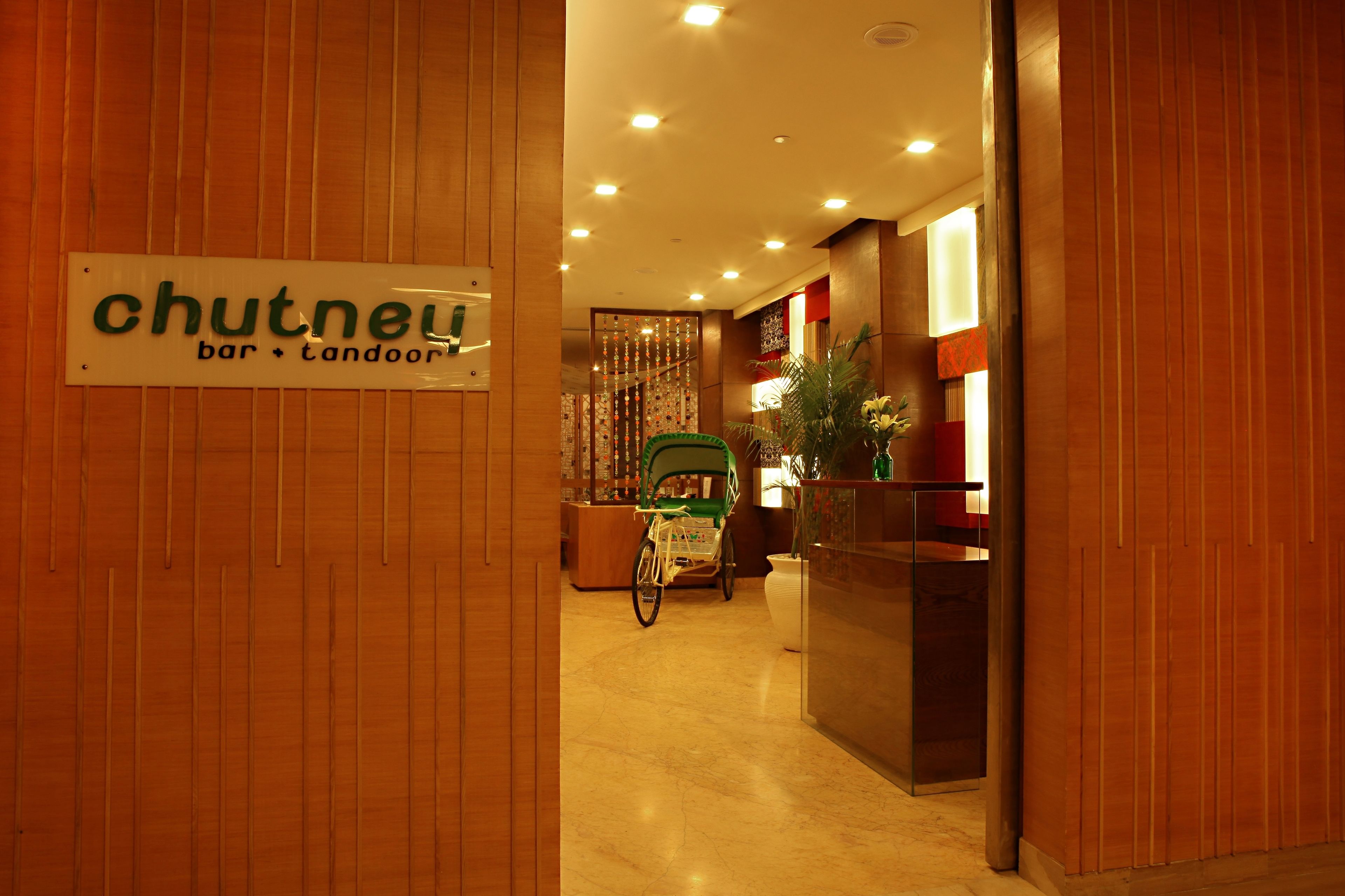 Un interior de madera con un letrero que dice 'chutneu bar + tandoor'.