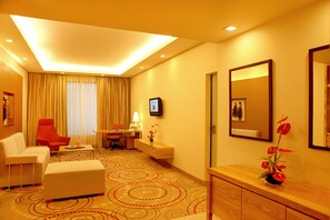 Suite, 1 King Bed | Living area