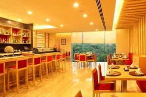 3 restaurants, breakfast served