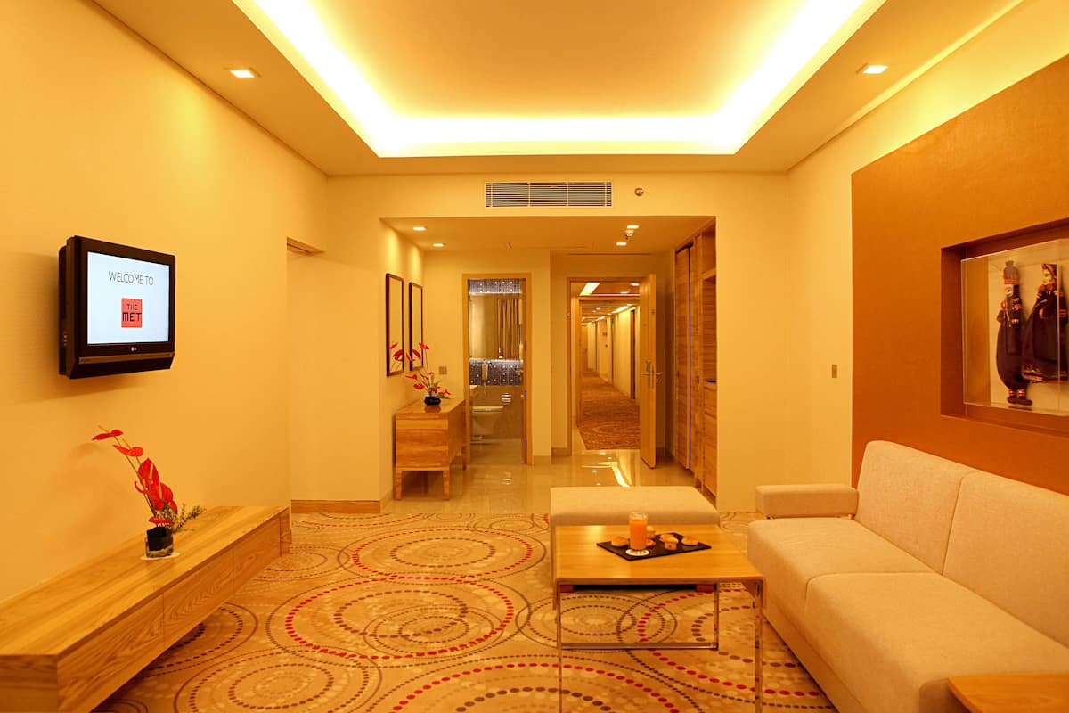 Suite, 1 King Bed | Living room | 32-inch LED TV with cable channels, TV
