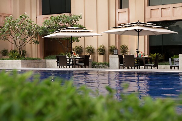 Piscine extérieure, parasols de plage, chaises longues