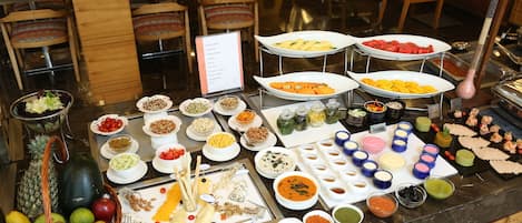 Un bufé con diferentes alimentos y salsas.