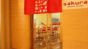 3 nhà hàng; phục vụ bữa sáng, bữa trưa, bữa tối và bữa sáng muộn